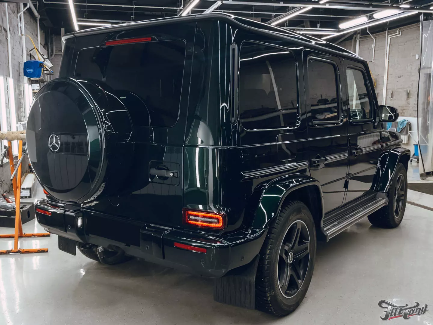 Оклеили Mercedes G-class в глянцевый полиуретан